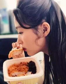 埋头吃瓜照片真实,品味生活瞬间