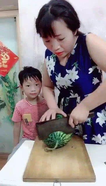妈妈吃瓜的视频,欢乐瞬间，温馨日常