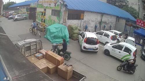 警察抓人吃瓜,围观群众吃瓜不停