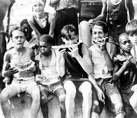 老照片吃瓜,老照片中的怀旧味道