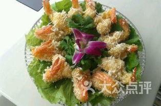 南宁朝阳广场吃瓜,夏日吃瓜盛景，街头巷尾的清凉时光